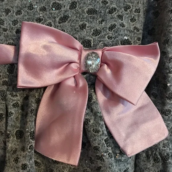 Girls ruffle top with pink bow 🎀 and rhinestone. Girls size 3T - Picture 4 of 5